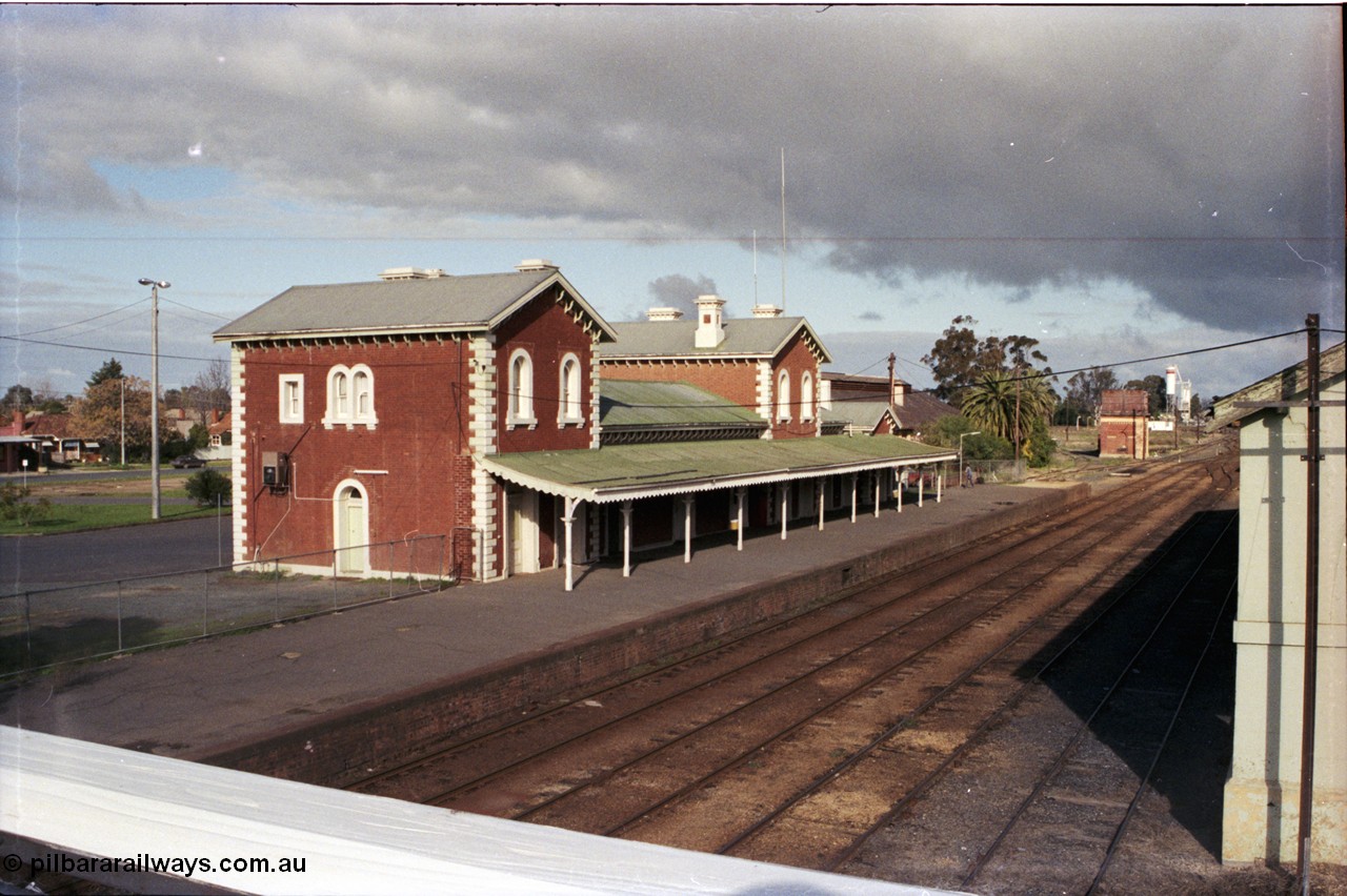 107-33
Echuca station building and platform overview from footbridge, water tower in background.
