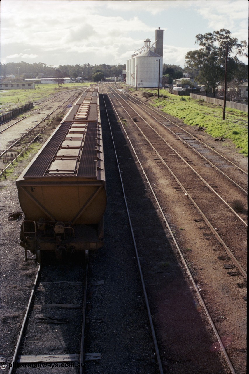 107-34
Echuca station yard overview looking north, No.4 Rd with V/Line Grain broad gauge VHGF type bogie grain waggons, former goods shed platform on the left, two styles of Ascom silo complex in background.
Keywords: VHGF-type;