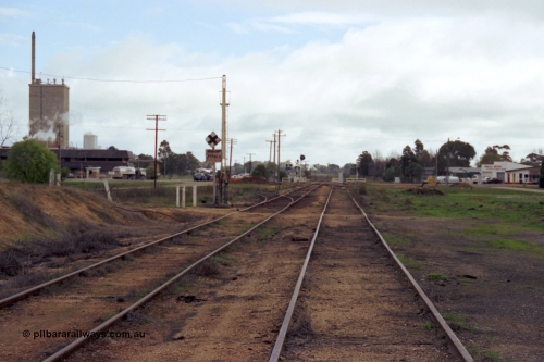 107-07
Tongala station yard overview factory siding with staff locked points on the left beyond former old platform, looking north.

