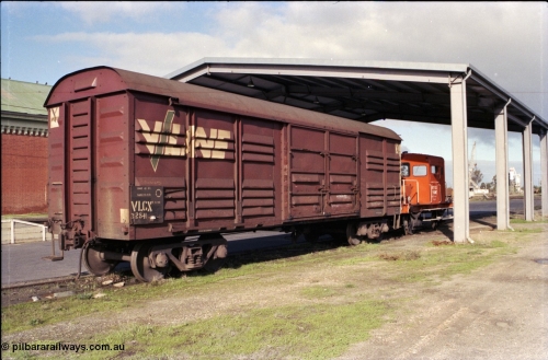 107-31
Echuca Freightgate canopy, V/Line broad gauge VLCX type bogie louvre van VLCX 328 and RT class rail tractor RT 52.
Keywords: VLCX-type;VLCX328;RT-class;RT52;rail-tractor;