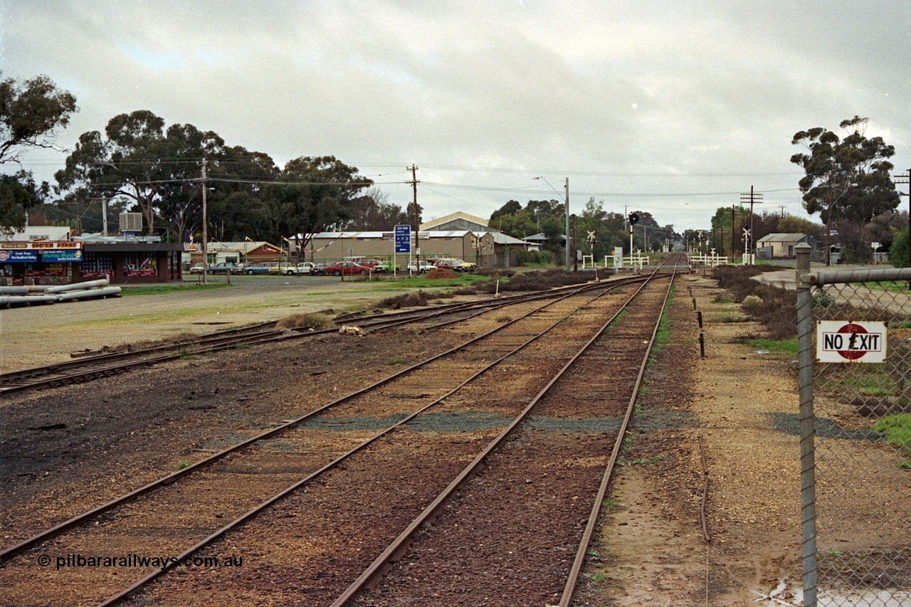 108-32
Kyabram, station yard overview, looking south, searchlight departure signal.
