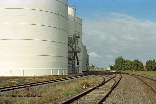 108-07
Murchison East Ascom Jumbo silo complex outflow spout, points from No.2 Rd to the grain siding, looking south.
