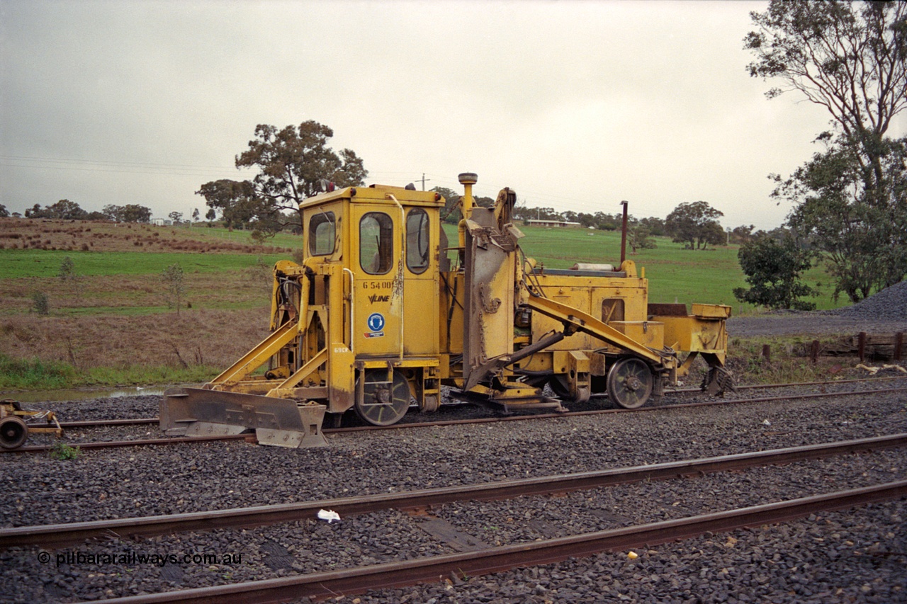 109-06
Broadford Loop, standard gauge track machine, Aresco ballast regulator.
Keywords: Aresco;track-machine;
