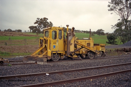 109-06
Broadford Loop, standard gauge track machine, Aresco ballast regulator.
Keywords: Aresco;track-machine;