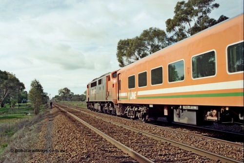 109-22
Violet Town, V/Line broad gauge A class A 66 Clyde Engineering EMD model AAT22C-2R serial 84-1186 rebuilt from B 66 Clyde Engineering EMD model ML2 serial ML2-7 and N set work a down Albury passenger train along No.1 Rd, trailing shot, looking north.
Keywords: A-class;A66;Clyde-Engineering-Rosewater-SA;EMD;AAT22C-2R;84-1186;rebuild;bulldog;