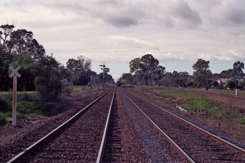 109-23
Violet Town station yard overview, looking north, 169 km, semaphore signal post 4, standard gauge line on the right.
