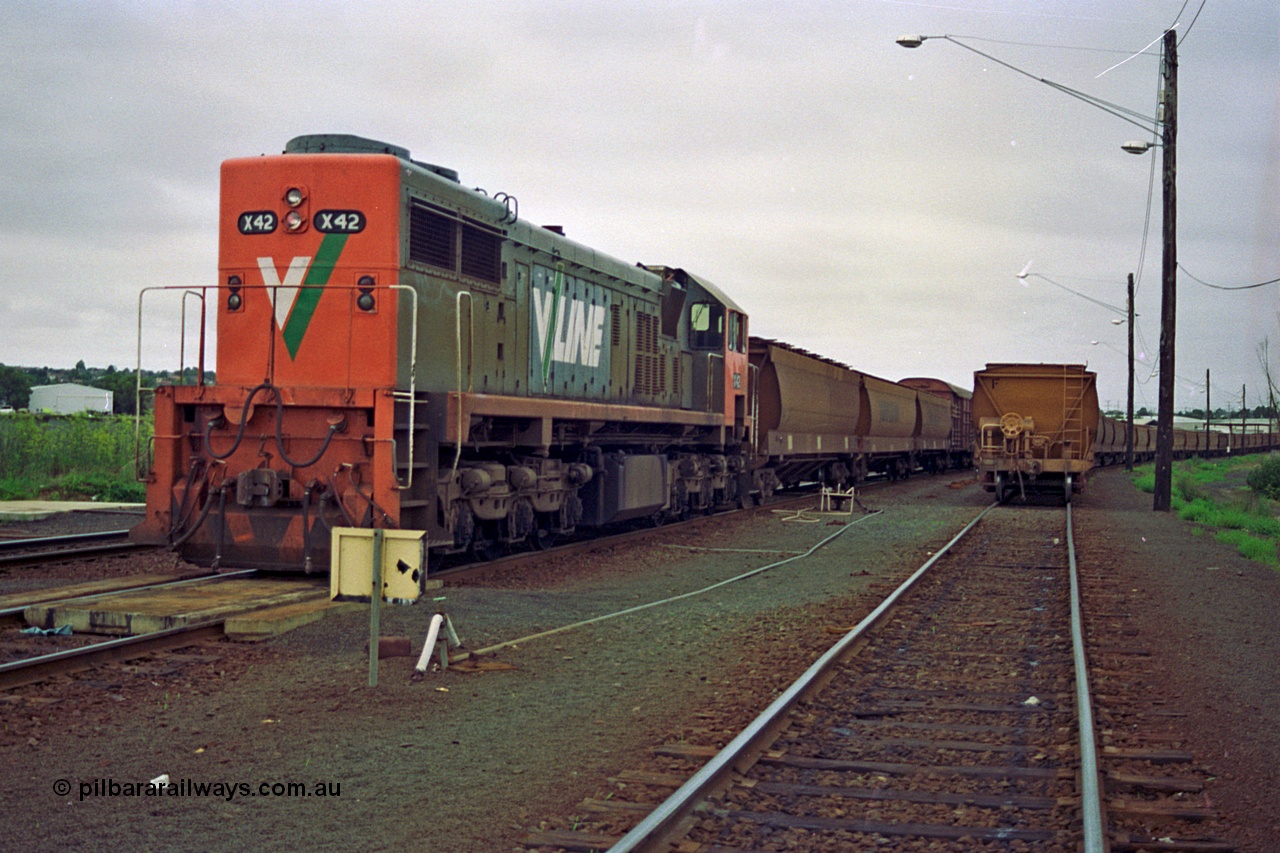 111-09
North Geelong grain arrivals yard, V/Line broad gauge loco X class X 42 Clyde Engineering EMD model G26C serial 70-705 holds the up Mt Gambier goods train 9192, loaded grain rake on the right.
Keywords: X-class;X42;Clyde-Engineering-Granville-NSW;EMD;G26C;70-705;