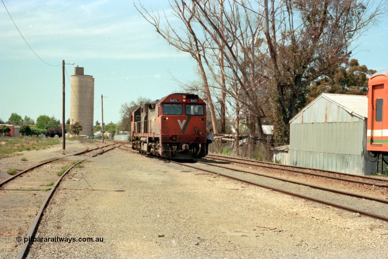 114-07
Cobram, V/Line broad gauge N class N 471 'City of Benalla' Clyde Engineering EMD model JT22HC-2 serial 87-1200, running around 2 road, yard view looking north, Williamstown silo complex in the background.
Keywords: N-class;N471;Clyde-Engineering-Somerton-Victoria;EMD;JT22HC-2;87-1200;