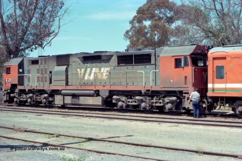 114-03
Cobram, V/Line broad gauge N class N 471 'City of Benalla' Clyde Engineering EMD model JT22HC-2 serial 87-1200, cutting off passenger car N set, 2nd person uncoupling.
Keywords: N-class;N471;Clyde-Engineering-Somerton-Victoria;EMD;JT22HC-2;87-1200;