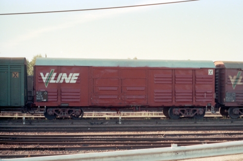 114-22
Benalla yard, V/Line broad gauge VLCX type bogie louvre van VLCX 568 side view, originally built in September 1967 at Victorian Railways Ballarat North Workshops as a VLX type, stabled Wodonga 9303 goods train.
Keywords: VLCX-type;VLCX568;Victorian-Railways-Ballarat-Nth-WS;VLX-type;