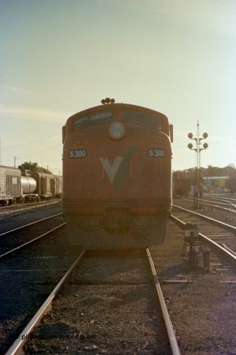 114-33
Benalla yard broad gauge V/Line S class leader S 300 'Matthew Flinders' Clyde Engineering EMD model A7 serial 57-164 stands on No. 5 Road, cab front shot, ground disc signal #10 and disc signal Post #12, stabled down Wodonga goods train 9303.
Keywords: S-class;S300;Clyde-Engineering-Granville-NSW;EMD;A7;57-164;bulldog;