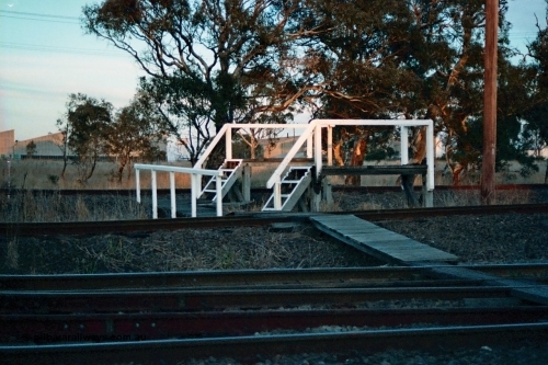 115-17
Somerton, staff exchange platforms for Ford's Siding / Upfield line, far platform for the broad gauge, with the standard gauge using the near platform, lines converge to dual gauge around curve, looking across the North East broad and standard gauge running lines.
