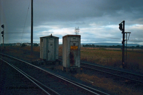 115-29
Somerton, standard gauge crossing loop, north end, track overview, train control booth, interlocking cabinet, shunting signal post SOM-7 for Blue Circle Cement siding, looking north, broad gauge line to Blue Circle Cement at far right.
