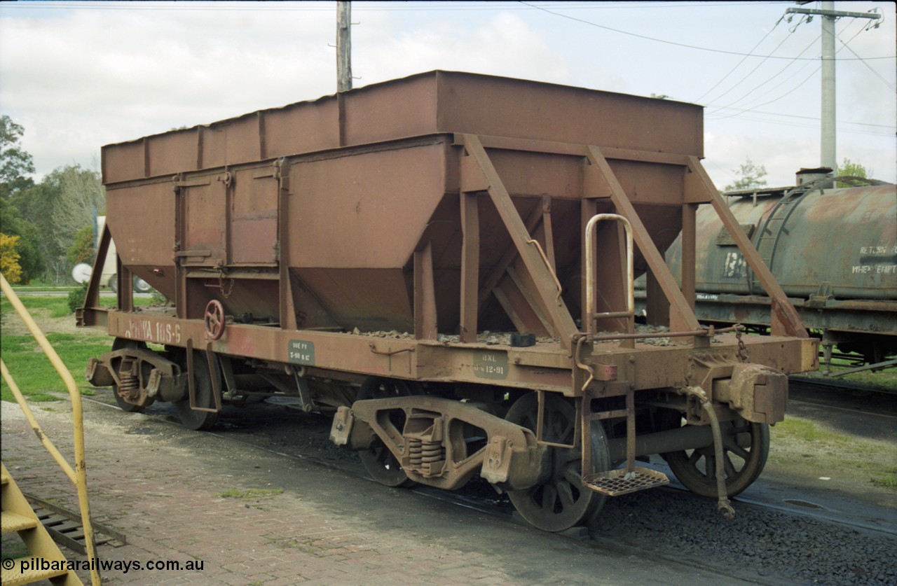 117-32
Seymour loco depot, broad gauge VHWA type bogie ballast waggon VHWA 108, turntable roads.
Keywords: VHWA-type;VHWA108;