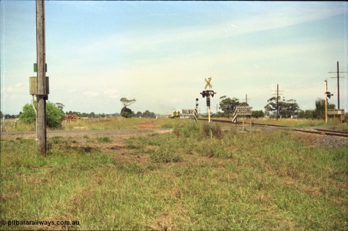 119-25
Rockbank Australian National broad gauge locos BL class BL 29 Clyde Engineering EMD model JT26C-2SS serial 83-1013 and 700 class 703 AE Goodwin ALCo model DL500G serial G6059-1 working down Adelaide goods train 9145 climb the grade.
Keywords: BL-class;BL29;Clyde-Engineering-Rosewater-SA;EMD;JT26C-2SS;83-1013;
