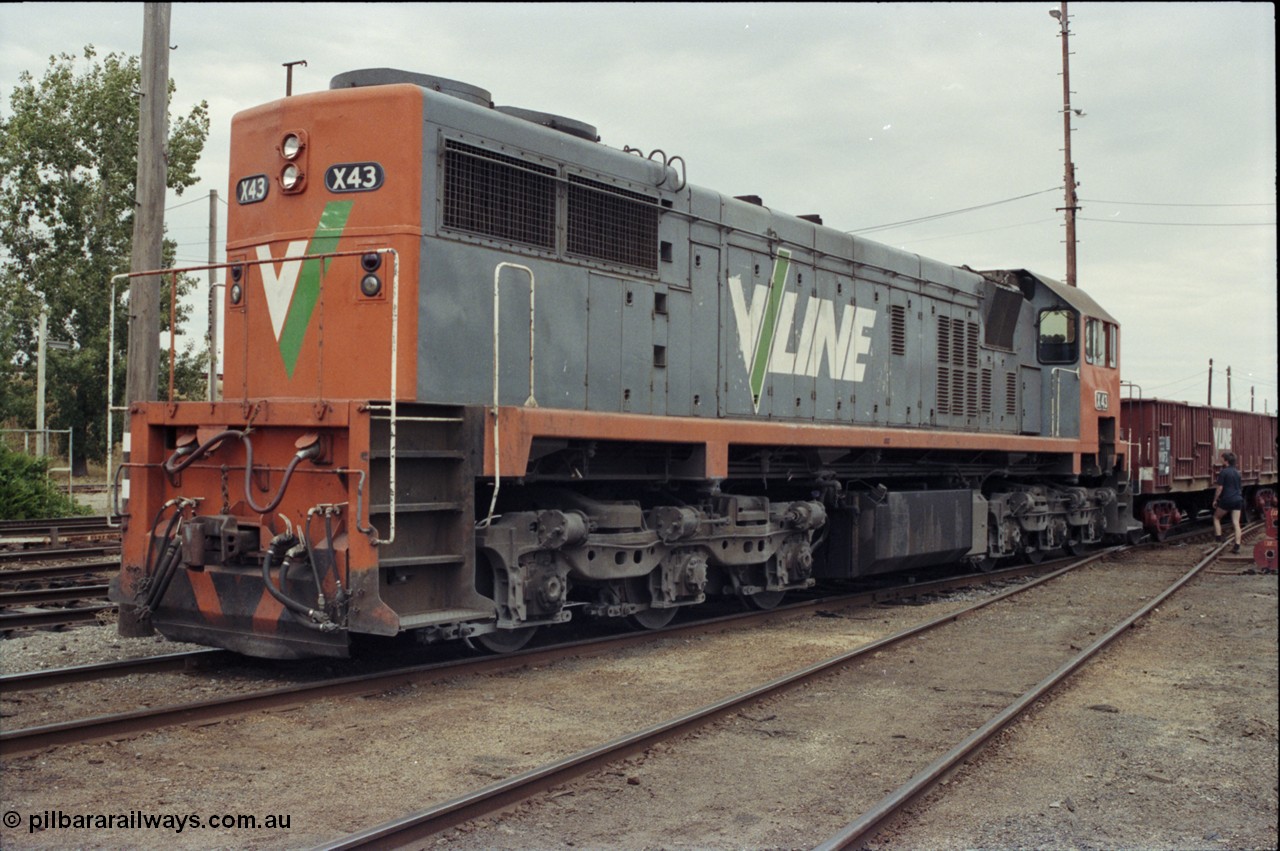 120-23
Benalla yard, V/Line broad gauge loco X class X 43 Clyde Engineering EMD model G26C serial 70-706, long end lead, stabled steel train.
Keywords: X-class;X43;70-706;Clyde-Engineering-Granville-NSW;EMD;G26C;