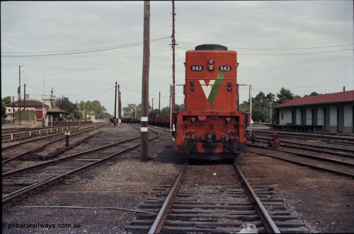 120-18
Benalla station yard overview, V/Line broad gauge loco X class X 43 Clyde Engineering EMD model G26C serial 70-706, stabled down empty steel train, rationalisation has started, view looking south, platform and signal box in background.
Keywords: X-class;X43;Clyde-Engineering-Granville-NSW;EMD;G26C;70-706;