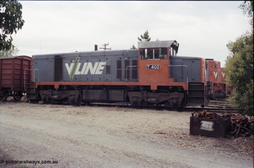 120-32
Wodonga loco depot, turntable radial roads, V/Line broad gauge loco T class T 402 Clyde Engineering EMD model G18B serial 67-497, side view, box of brake blocks at right.
Keywords: T-class;T402;Clyde-Engineering-Granville-NSW;EMD;G18B;67-497;