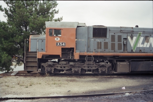 120-34
Wodonga loco depot, V/Line broad gauge loco X class X 54 Clyde Engineering EMD model G26C serial 75-801, LHS cab view showing bogie and staff exchanger.
Keywords: X-class;X54;Clyde-Engineering-Rosewater-SA;EMD;G26C;75-801;