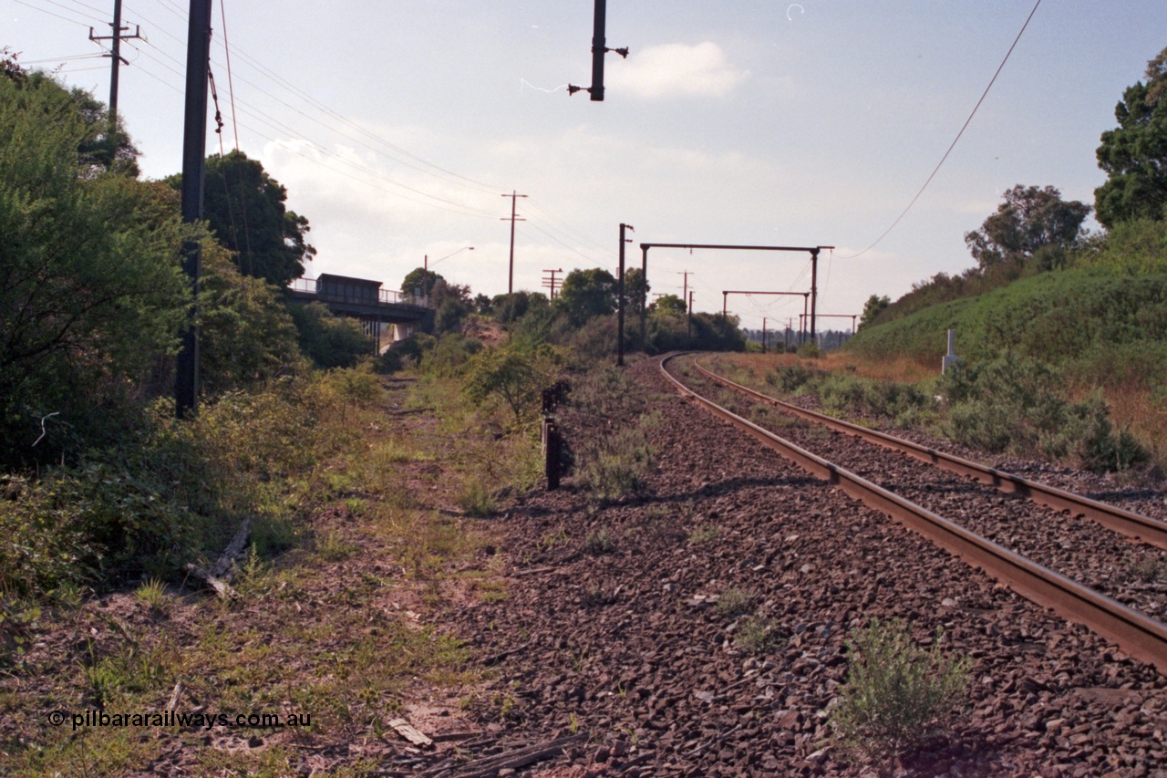 121-21
Moe track view, looking east, cutting to left former Yallourn line.
