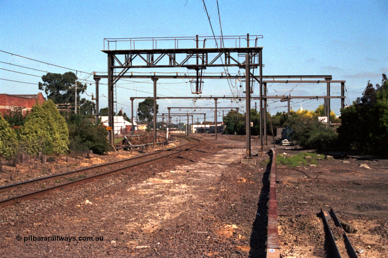 121-22
Moe track view, looking west, from former Yallourn line junction, old signal gantry.
