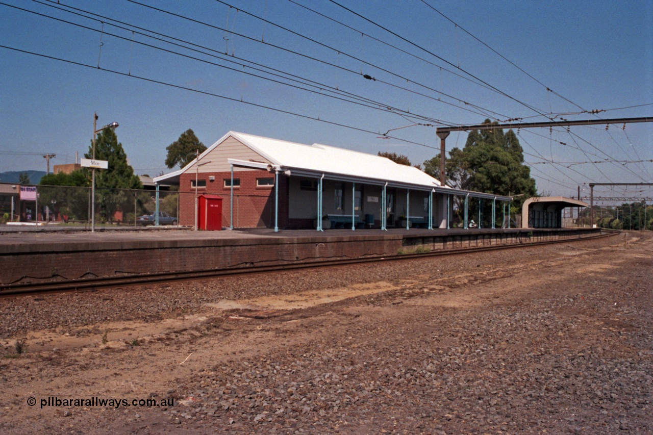 121-23
Moe, station overview, station building, modern brick style.
