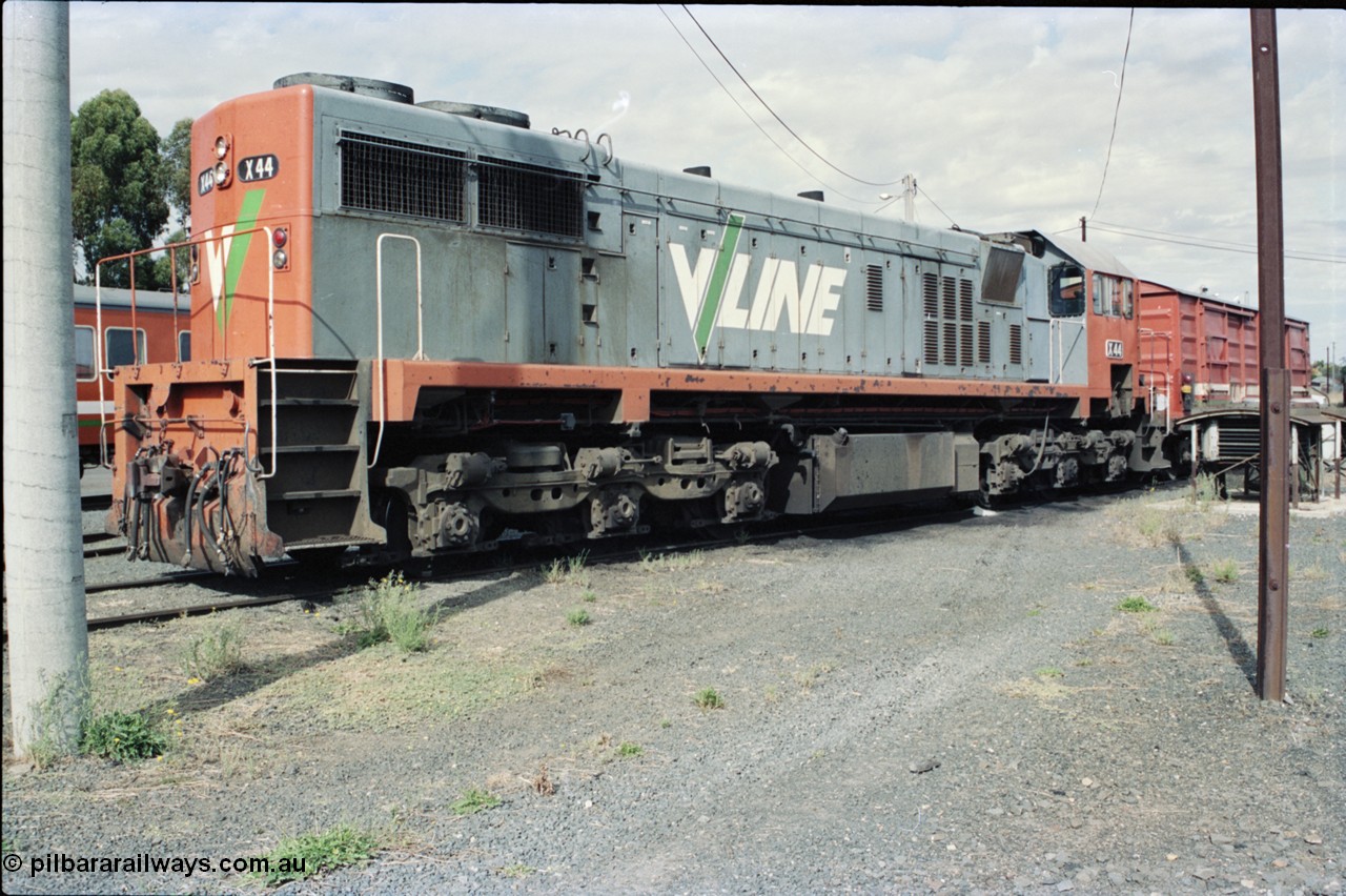 125-06
Seymour loco depot, V/Line broad gauge X class X 44 Clyde Engineering EMD model G26C serial 70-707, D van, long hood view.
Keywords: X-class;X44;Clyde-Engineering-Granville-NSW;EMD;G26C;70-707;