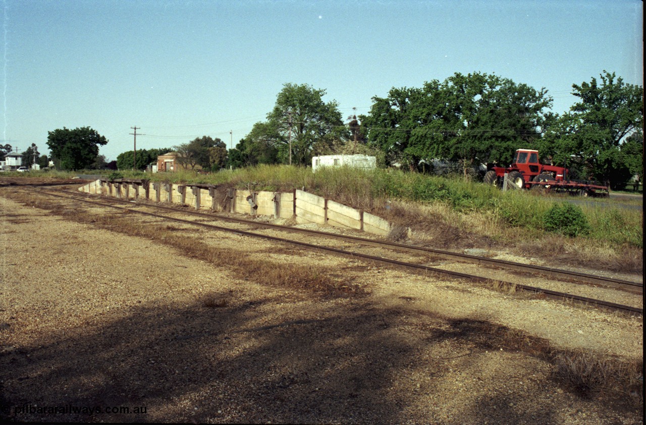 127-33
Elmore derelict loading ramp, track view.
