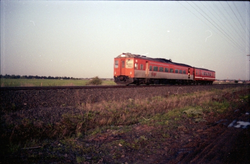 127-16
Deer Park West, V/Line broad gauge Tulloch Ltd DRC class diesel rail car and MTH class trailer hurry with a down passenger train.
Keywords: DRC-class;Tulloch-Ltd-NSW;
