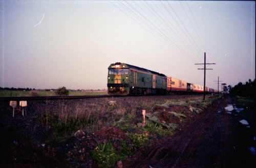 127-17
Deer Park West, Australian National broad gauge BL class Clyde Engineering EMD model JT26C-2SS loco in AN livery leads an evening Adelaide bound down goods train.
Keywords: BL-class;Clyde-Engineering-Rosewater-SA;EMD;JT26C-2SS;