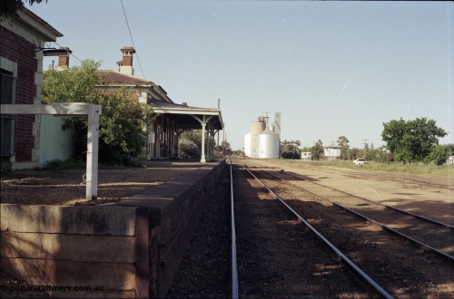 127-36
Elmore station overview, looking towards Melbourne, station building, Echuca line, yard view, Ascom and Williamstown silo complex in background.
