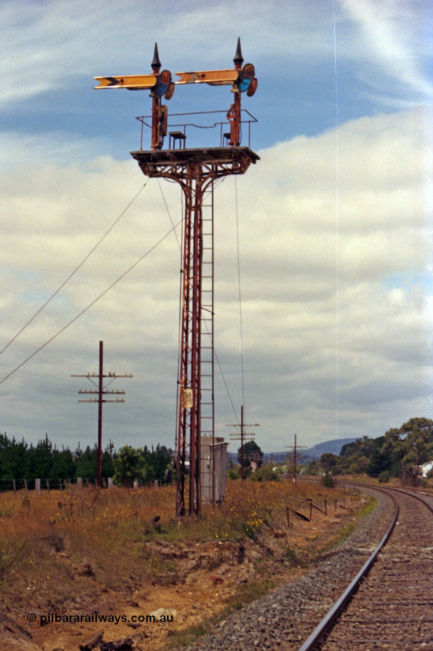 128-10
Ballarat, Linton Junction or Ballarat D signal box, semaphore signal Post 24, Up Distant signals for D box, looking east towards Linton Junction. Left arm for Ararat Line, right arm for Linton Line.
