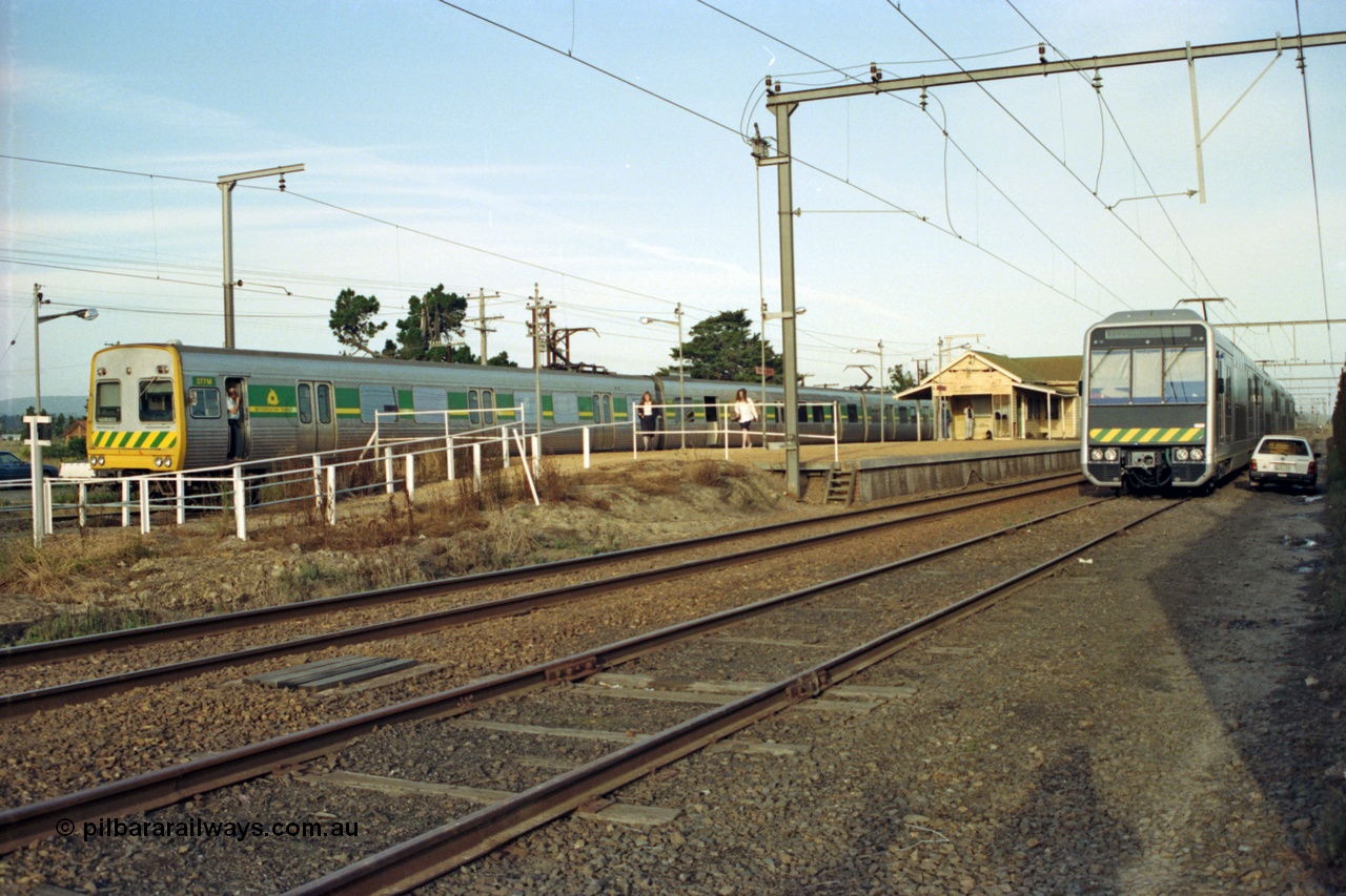 128-34
Nar Nar Goon, down passenger train with Comeng 377M, guard in doorway, station building and platform, 4D (Double Deck Development and Demonstration), double deck suburban electric set, testing phase.
Keywords: 377M;Comeng-Vic;4D;Goninan-NSW;Double-Deck-Development-Demonstration-train;