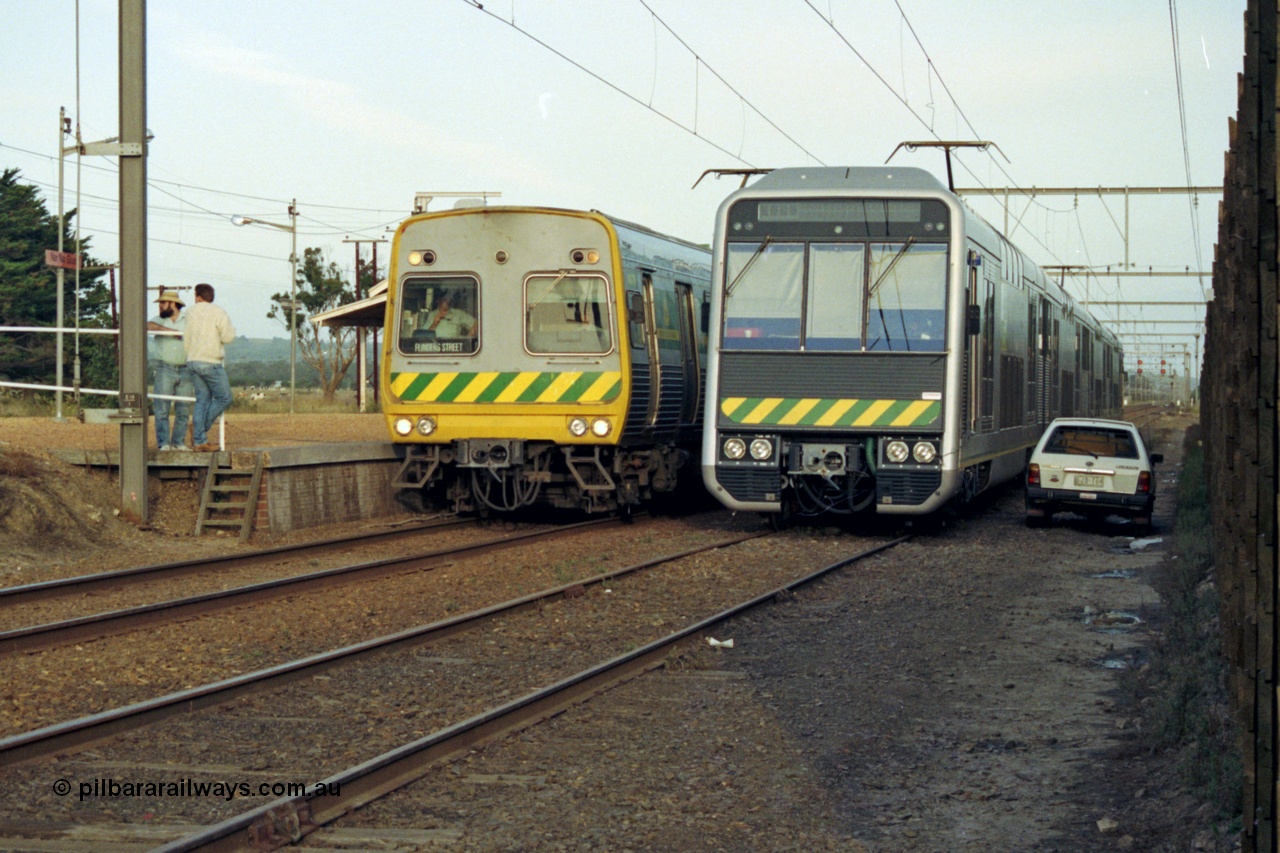 128-36
Nar Nar Goon, up passenger train with Comeng 487M, pausing at platform, 4D (Double Deck Development and Demonstration), double deck suburban electric set, testing phase.
Keywords: 487M;Comeng-Vic;4D;Goninan-NSW;Double-Deck-Development-Demonstration-train;