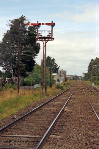 128-06
Ballarat, Linton Junction or Ballarat D signal box, semaphore signal Post 19 dolls for Up Line towards Ballarat C and Up Linton Line to Ballarat C via crossover, looking towards Wendouree.

