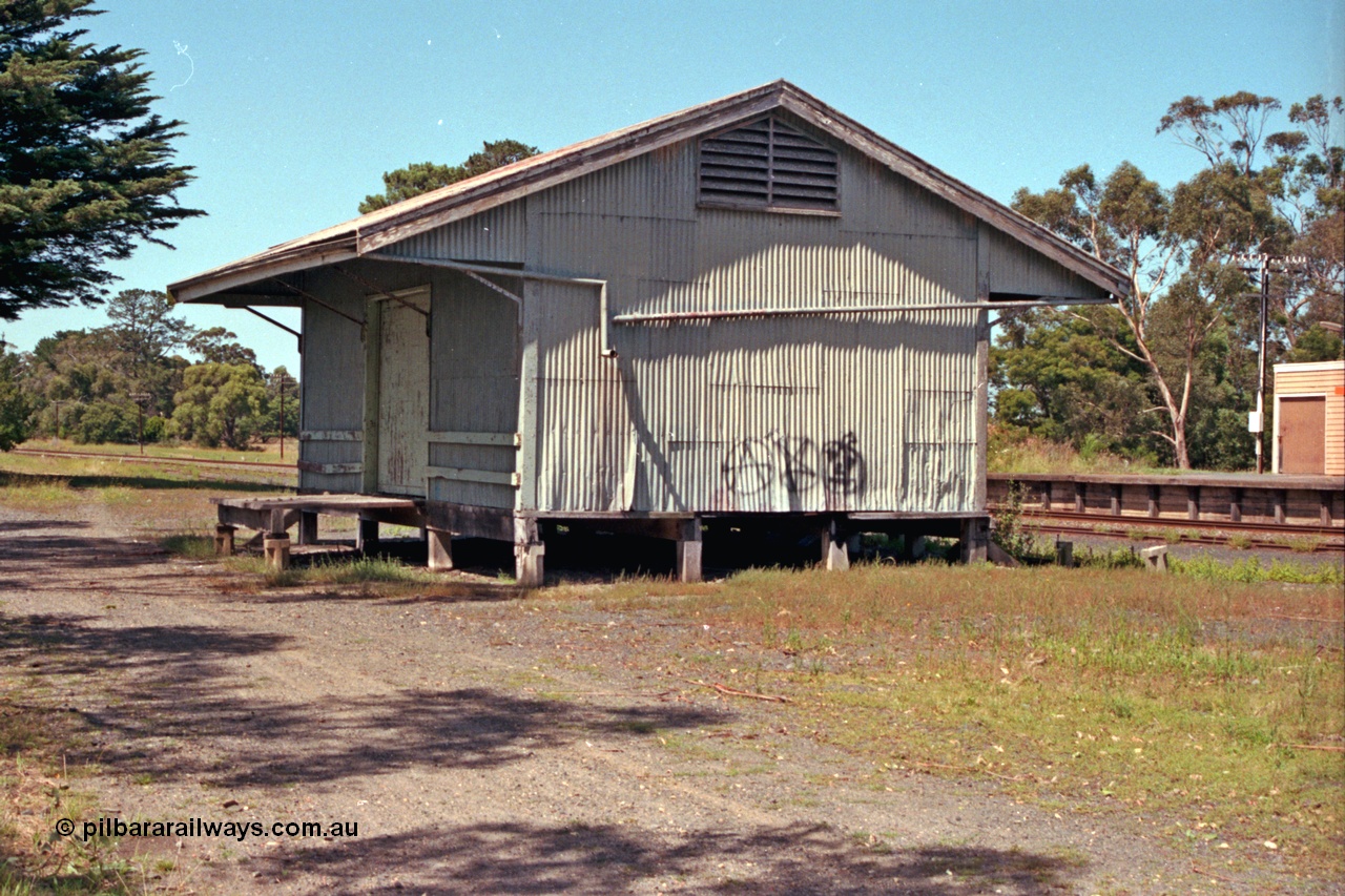 129-2-04
Lang Lang station yard, goods shed.
