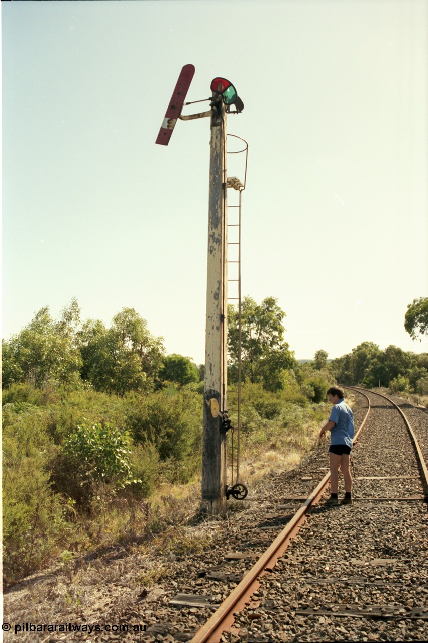 129-3-06
Foster up home semaphore signal, wooden post.
