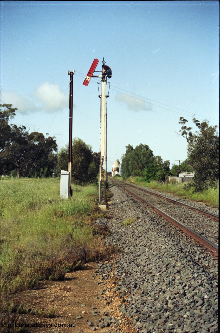 130-10
Elmore up home semaphore signal located 460 metres before the up home points, looking south.

