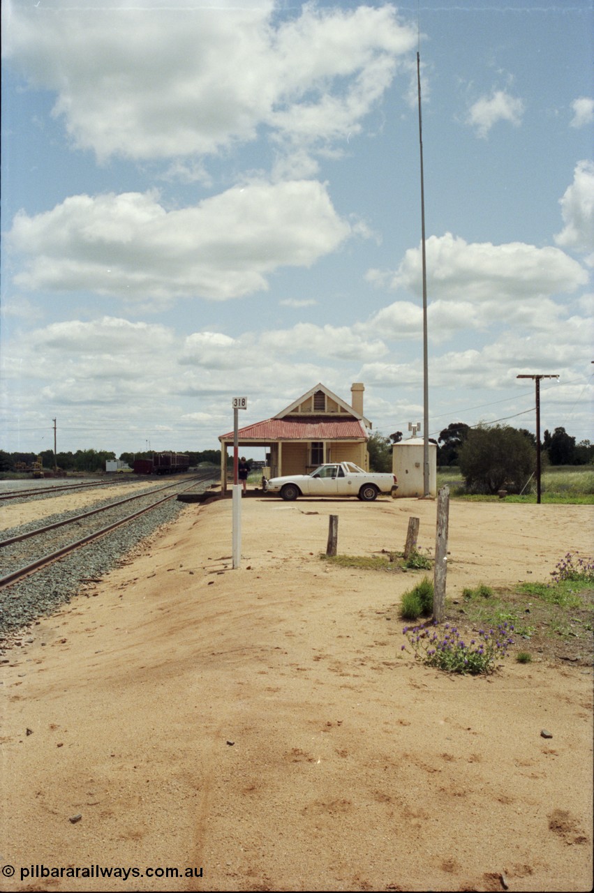 131-1-22
Wakool yard overview, station building, 318 km post, radio repeater, XF Ford Falcon ute.
