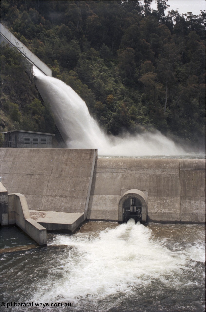 131-2-21
Thomson Dam overflowing, possibly 1992, with spillway flooding into the Thomson River. [url=https://goo.gl/maps/nfhsavuLAyj]GeoData[/url].

