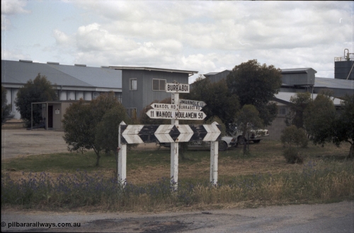 131-2-04
Burraboi road junction sign.
