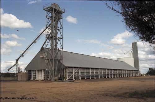 131-2-17
Bunnaloo Ascom style elevator with an GEB H style horizontal grain bin, with Ascom style silo complex beside it, complex overview.
