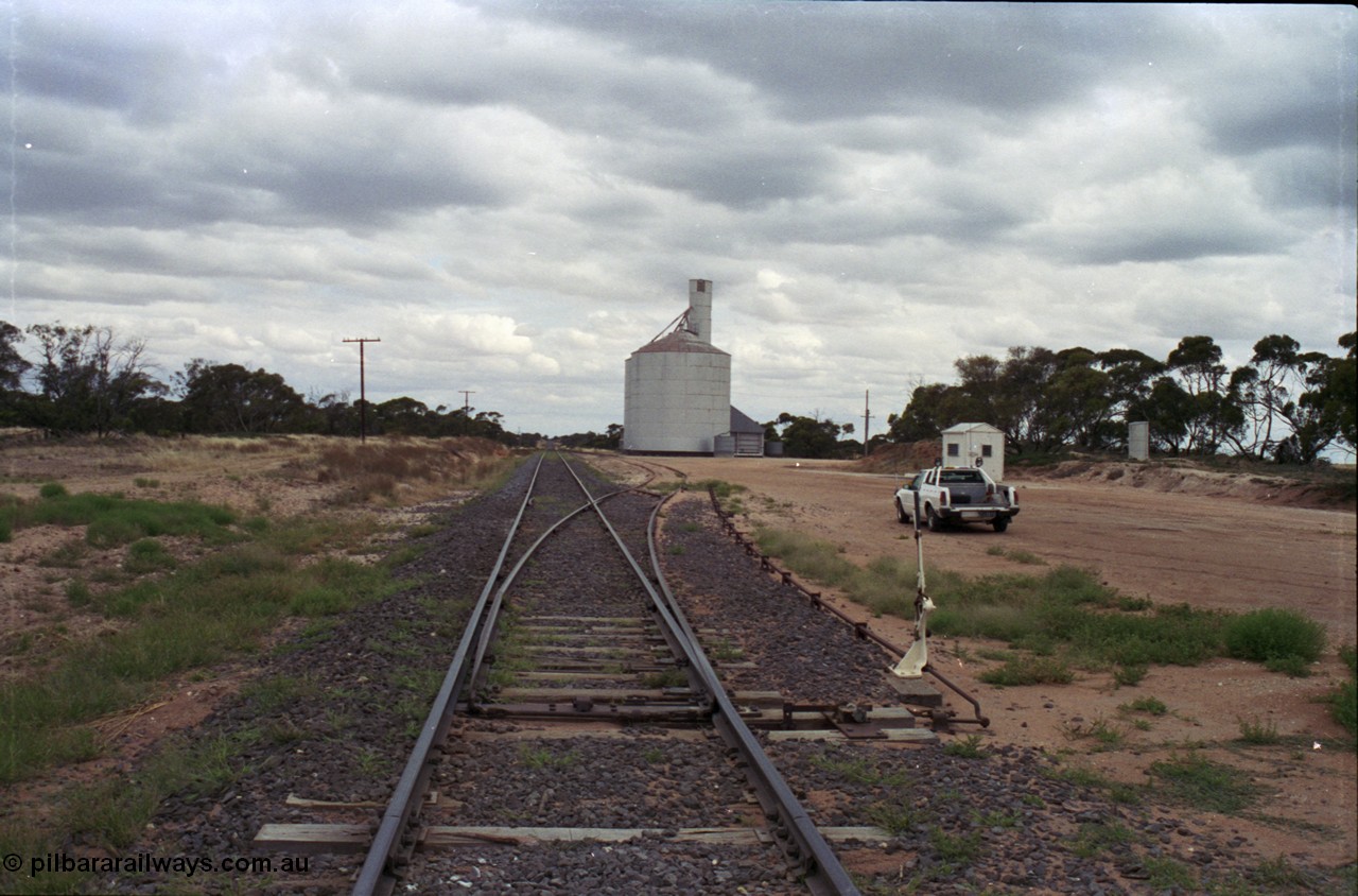132-33
Nunga, Victorian Oats Pool shed and Murphy silo complex, yard overview, looking south, point lever, points.
