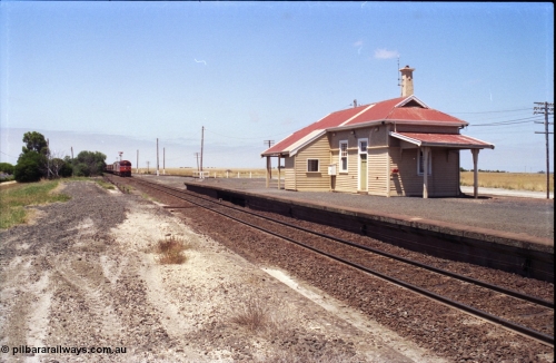 133-15
Gheringhap station building overview, grain train arriving, looking towards Geelong.
