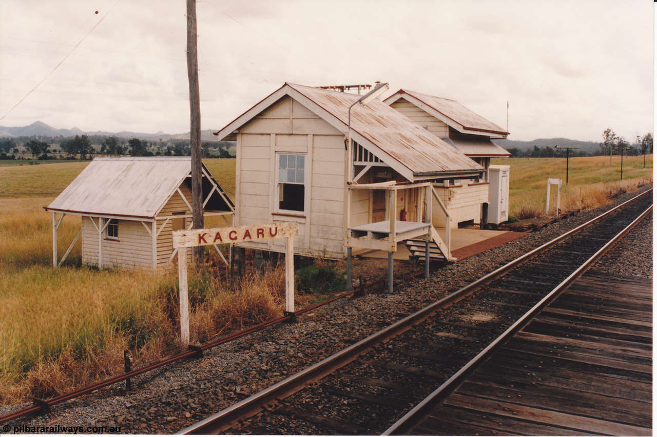 134-04
Kagaru, station overview, station building, waiting room, signal box, staff exchange platform.

