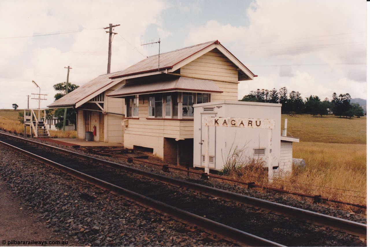 134-06
Kagaru, station overview, station building, waiting room, signal box, staff exchange platform, looking south.
