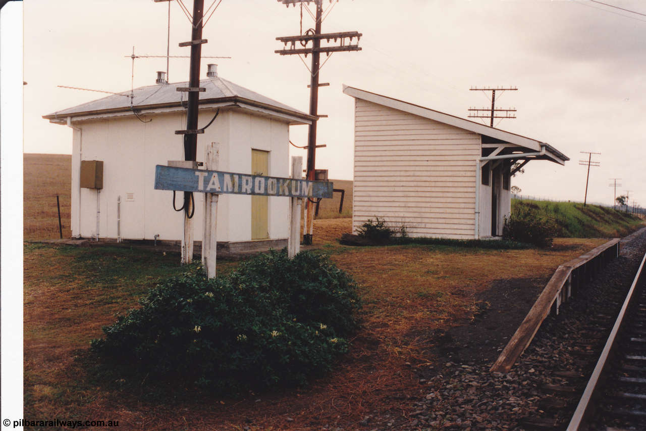 134-33
Tamrookum, station building, station sign, waiting room, looking north.
