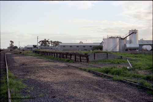136-22
Deniliquin yard view, derelict loading ramp and platform, Caltex fuel facility behind, located opposite the Victorian Oats Pool shed, looking north towards Wood St.
