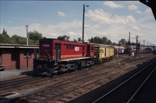137-2-03
Albury station yard view looking south, NSWSRA 48 class loco 4889 AE Goodwin ALCo model DL531 serial G3420-4 in candy livery shunts back into the Albury trans-shipping yard, the broad gauge track is running along side the loco.
Keywords: 48-class;4889;AE-Goodwin;ALCo;RSD-8;DL531;G3420-4;