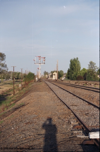 137-2-12
Benalla, looking north from the Melbourne end, Siding A has the baulk on it, then the broad gauge mainline, and on the slightly elevated ground at right is the standard gauge mainline, triple doll signal post 2 is still intact with semaphores and disc, Benalla signal box A is beyond the signal post.

